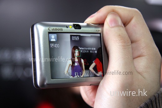 如相機感應到有人像被攝取，便會啟動人像拍攝模式，此時臉孔自動對焦、動態偵測技術等便會被開啟，用家便可輕鬆拍攝到清晰人像相片。