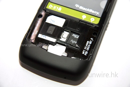 microSD 記憶卡槽設於電池蓋下,不過要換卡似乎麻煩了一點。 microSD 記憶卡槽設於電池蓋下,不過要換卡似乎麻煩了一點。
