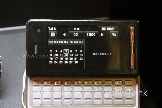 LG PRADA II 採用自家研發系統，所以介面均以黑、白設計，配襯 PRADA 本身的主題色調。