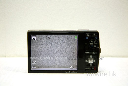 mju7000 背面，可見與 mju9000 頗為相似，只是屏幕再大了 0.3 吋。