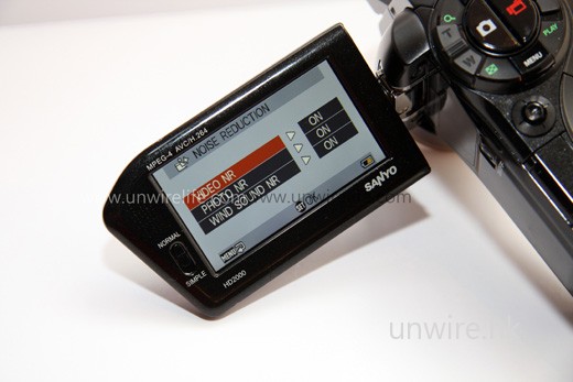 具備多項雜訊減少功能,包括在拍攝影片時,減少收錄四周風聲的「Wind Sound NR」,功能十分實際。 具備多項雜訊減少功能,包括在拍攝影片時,減少收錄四周風聲的「Wind Sound NR」,功能十分實際。