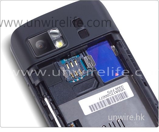 DX900 的最大特點是採用雙 SIM 卡設計，十分適合需經常中港兩地跑的用家使用。