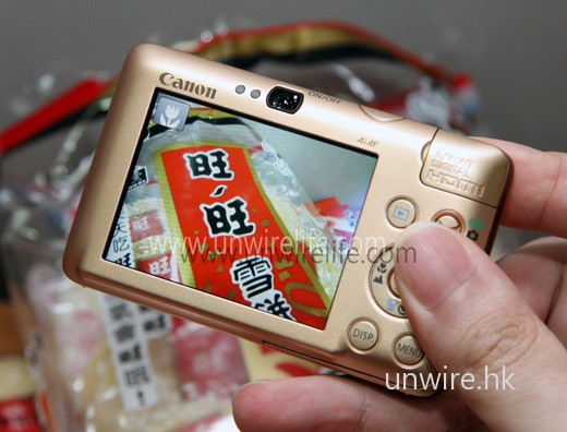 如感測到用家對焦近距離物件，便會啟動微距拍攝模式，模式會於左上角顯示出來。