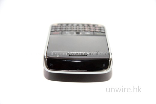 Curve 8900 機頂也設有兩個快速按鍵,分別可切換至無聲模式(左)或即時鎖定鍵盤(右)。 Curve 8900 機頂也設有兩個快速按鍵,分別可切換至無聲模式(左)或即時鎖定鍵盤(右)。