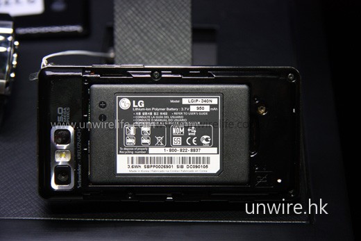 跟機電池容量為 950mAh,應已足夠用家一天使用。 跟機電池容量為 950mAh,應已足夠用家一天使用。