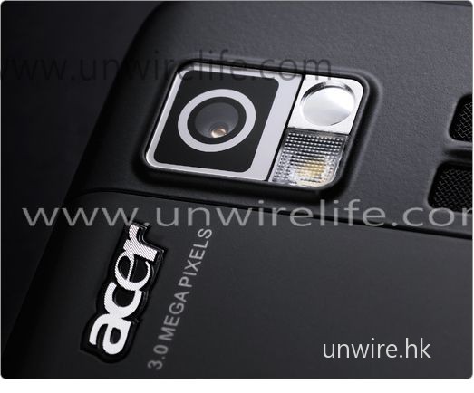 內建的 300 萬像素鏡頭，設有閃光燈，就算在室內或於夜間在室外拍攝，質素也有保證。