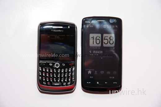 BlackBerry Curve 8900 體積頗細小，比 Touch HD 還要細一點。