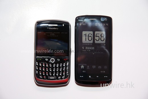 BlackBerry Curve 8900 體積頗細小,比 Touch HD 還要細一點。 BlackBerry Curve 8900 體積頗細小,比 Touch HD 還要細一點。