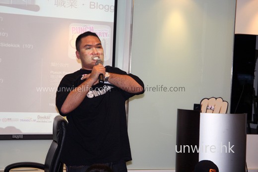 原來只是想賣廣告!(他是 MobileRadio.hk 的台長)收他廣告錢吧!呵呵......(說實在,Jonathan 大大,這張相片與你的外形實在太相襯了:夠粗獷!) 原來只是想賣廣告!(他是 MobileRadio.hk 的台長)收他廣告錢吧!呵呵......(說實在,Jonathan 大大,這張相片與你的外形實在太相襯了:夠粗獷!)