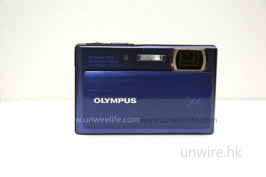 只需向下拉，便可開動相機，設計上與 Sony 的 Cybershot 相機頗為相似。