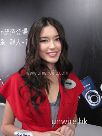 以 IXUS 110 IS 的 AUTO 模式拍攝模特兒相片，拍攝中相機自動轉換為人像拍攝模式，由於加入了臉孔自動對焦，所以模特兒臉孔十分清晰。另外相片色溫準確，紅色衣服顏色被真實呈現；而細緻度亦甚高，從模特兒的髮絲也可看到，可見一斑。另外未有使用閃光燈拍攝的情況下，黑位顯現的雜訊不多，可見此機的雜訊抑制表現不俗。