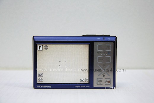 機背設定面板採用銀色金屬設計，無論是與藍色或黑色機身也頗為相襯。