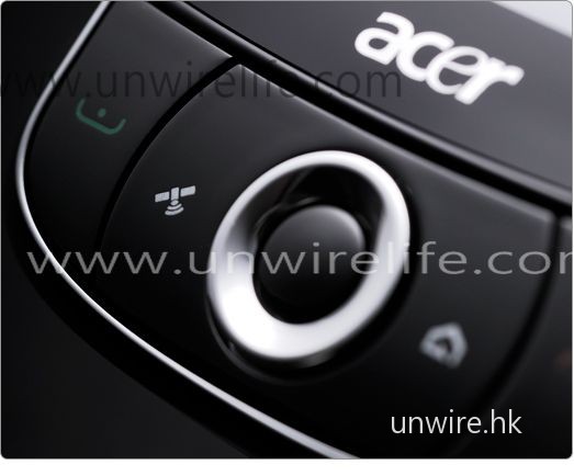 五向導航鍵及旁邊按鍵也採用圓形設計，配合屏幕顯示，機身設計與屏幕顯示便像是融為一體，此設計十分有趣。