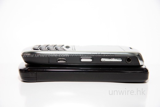 至於厚度,Curve 8900 與 Touch HD 其實差不多。 至於厚度,Curve 8900 與 Touch HD 其實差不多。