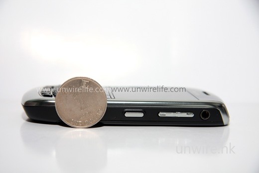 如以 1 元硬幣比厚度，則大約是 1 元硬幣直徑的 2/3 左右，以智能手機來說已算輕薄。