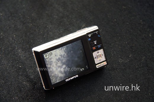 由於是入門相機，所以機背介面也十分簡潔，務求讓用家快速上手。