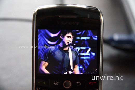 以 Curve 8900 的 HVGA+ 解像度屏幕欣賞影片,發現色彩不俗,清晰度以這種小屏幕來說,已算做得不錯。音量方面,即使在嘈雜環境,亦能清晰聽到音效,而且將音量調較至最大,內建喇叭也不覺太「拆」,表現尚算不俗。 以 Curve 8900 的 HVGA+ 解像度屏幕欣賞影片,發現色彩不俗,清晰度以這種小屏幕來說,已算做得不錯。音量方面,即使在嘈雜環境,亦能清晰聽到音效,而且將音量調較至最大,內建喇叭也不覺太「拆」,表現尚算不俗。