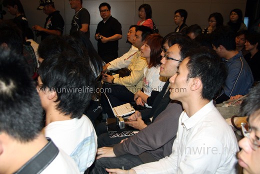 相機及 netbook 自然不能少吧,如希望作現場實況報導的話。細看應該是 Asus Eee PC 901 小白版呢! 相機及 netbook 自然不能少吧,如希望作現場實況報導的話。細看應該是 Asus Eee PC 901 小白版呢!