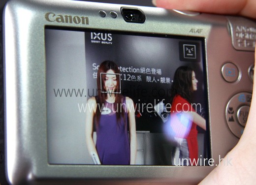 當人物在被攝時眨了眼，拍攝後便會以方格框起眨眼人物，並於右上角顯示眨眼圖示，提醒用家應重新拍攝。