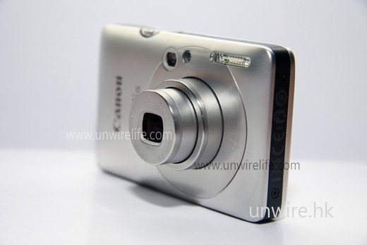 IXUS 100 IS 十分薄，只有 18.4mm，可說是 IXUS 系列有史以來最薄的一部機款。