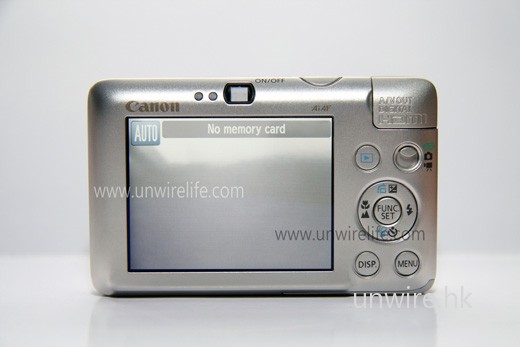 機背按鍵設計簡潔，十分容易上手。