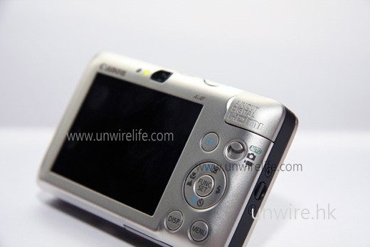 IXUS 100 IS 同樣設有 HDMI 輸出端子，設於機背右上角，平常有保護蓋蓋著。