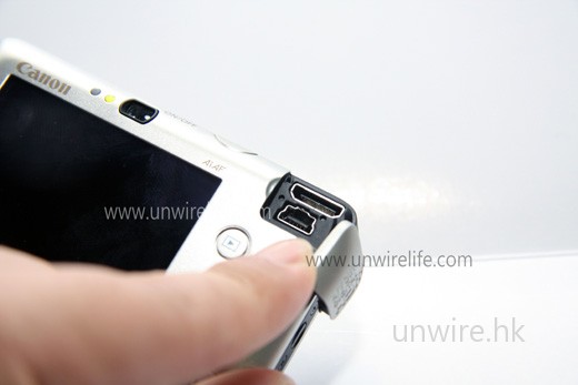 當揭開保護蓋後，便可看到 HDMI 輸出端子（上）及 mini-USB 端子（下）。