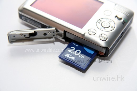 採用 SD 卡作存儲媒體，更支援 SDHC 記憶卡，最高支援 16GB 應沒什麼問題。