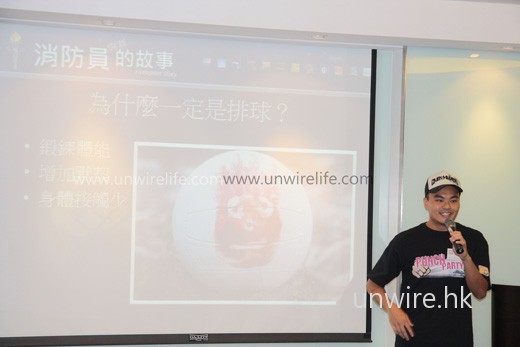 終於知道消防員為什麼工餘時一定會打排球了,原來是因為身體接觸較少,就算年紀大一些的消防員,也不用擔心鬥波太激烈而受傷。 終於知道消防員為什麼工餘時一定會打排球了,原來是因為身體接觸較少,就算年紀大一些的消防員,也不用擔心鬥波太激烈而受傷。