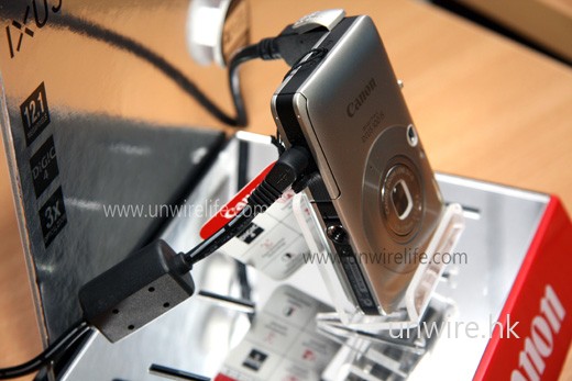 電池蓋設有一小孔，與以往的 IXUS 系列相機一樣，用家可透過此孔接駁交流電，這樣不用鋰離子電池也能啟動相機。