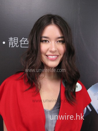 以 IXUS 100 IS 的 AUTO 模式拍攝相片，由於相機同樣選取了人像拍攝模式，所以模特兒人臉十分清晰，細緻度亦頗高，色溫準確，而且前後景層次分明，整體表現與 IXUS 110 IS 一樣，也十分出色。