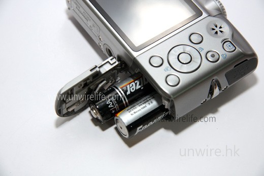 採用 AA 電池作電源，沒電時不怕買不到電池。