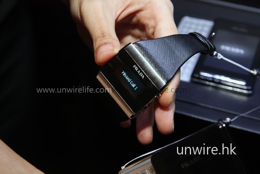 此手錶便是 PRADA Link,可透過藍牙與 LG PRADA II 接駁。 此手錶便是 PRADA Link,可透過藍牙與 LG PRADA II 接駁。