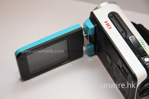 由於預計用家會作水底拍攝,所以機身比一般高清機款加固了不少,最明顯的便是屏幕,明顯加厚了保護殼,一來保護屏幕,二來這設計可防止入水。 由於預計用家會作水底拍攝,所以機身比一般高清機款加固了不少,最明顯的便是屏幕,明顯加厚了保護殼,一來保護屏幕,二來這設計可防止入水。