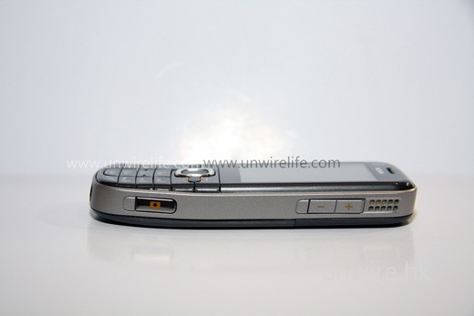 機身近話筒處加入「人體工學」設計,微微向上撬起...... 機身近話筒處加入「人體工學」設計,微微向上撬起......