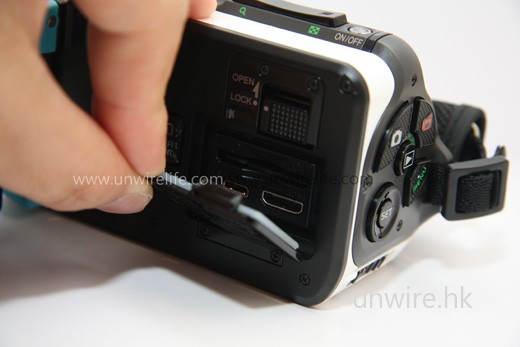 要向上推按鍵至「Open」位置,才可打開保護蓋,替換 SD 記憶卡或使用 HDMI 輸出端子。 要向上推按鍵至「Open」位置,才可打開保護蓋,替換 SD 記憶卡或使用 HDMI 輸出端子。