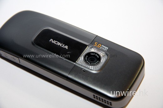 作為 Classic 機款,6720 功能亦毫不馬虎,除加入 GPS 功能外,相機鏡頭亦達 500 萬像素,而且獲名廠蔡司認證,加上雙 LED 閃光燈,無論日間、晚上還是室內,也能拍得靚相。 作為 Classic 機款,6720 功能亦毫不馬虎,除加入 GPS 功能外,相機鏡頭亦達 500 萬像素,而且獲名廠蔡司認證,加上雙 LED 閃光燈,無論日間、晚上還是室內,也能拍得靚相。