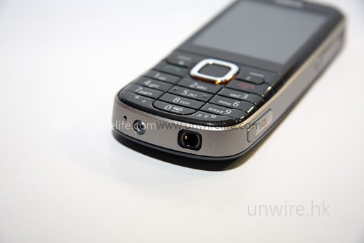 今次所有 Nokia 新機也配備 3.5mm 端子,6720 Classic 自然不例外,不過它卻設於機底。 今次所有 Nokia 新機也配備 3.5mm 端子,6720 Classic 自然不例外,不過它卻設於機底。