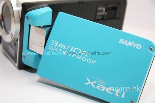 這設計令用家可攜帶 WH1 到水深最多達 3 米(即 10 尺)的位置進行拍攝。 這設計令用家可攜帶 WH1 到水深最多達 3 米(即 10 尺)的位置進行拍攝。