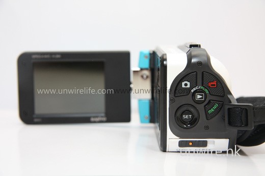 機身設計與 Sanyo 其他橫向拍攝機款相差不遠。 機身設計與 Sanyo 其他橫向拍攝機款相差不遠。