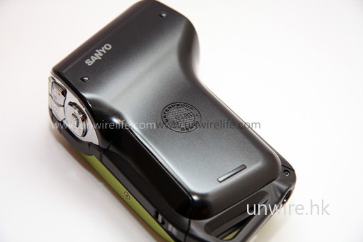 機身也印有 1.5 米水深拍攝認證。 機身也印有 1.5 米水深拍攝認證。