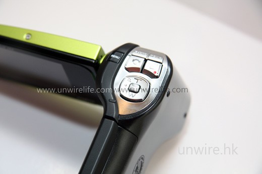 與同樣採用「手槍式」設計 Dual Cam 採用近似的操控介面。 與同樣採用「手槍式」設計 Dual Cam 採用近似的操控介面。