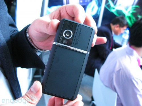 採用 500 萬像素自動對焦鏡頭。