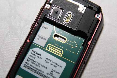 其實要換 SIM 卡，還是需要拆電池，用觸控筆將 SIM 卡推出，十分麻煩。