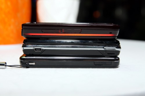 3 部手機齊玩「疊疊樂」，上方為 Nokia 5800 XpressMusic、中間為 Sony Ericsson Xperia X1、下方為 Samsung Omnia i908。發現厚度上，i908 仍有很大優勢，而 X1 雖然設有 qwerty 實體鍵盤，但也只比 Nokia 5800 XpressMusic 厚一點而已，可見 5800 毫不纖薄。