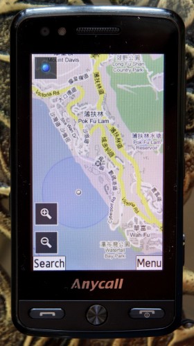 UnwireLife 記者以內建的 GPS 系統，配合 Google Map 進行定位，發現表現只屬一般，實際位置為數碼港商場，但卻定位了在對出海面。